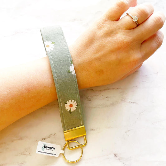 Sage Daisy Key Fob Wristlet, 6.5in Wristlet Lanyard, Keychain Wristlet, Handmade Lanyard, SummerStyle Bracelets