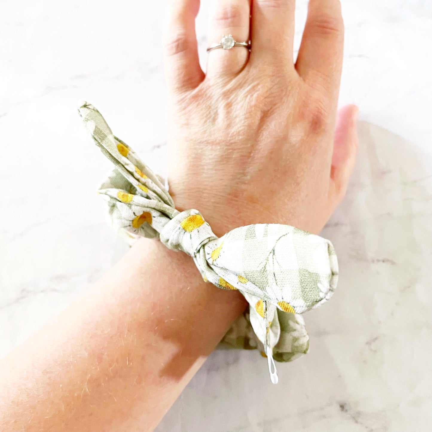 Gingham Daisy Bow Scrunchie, Floral Gift, Hair Accessories, Bow Hair Tie, SummerStyle Bracelets